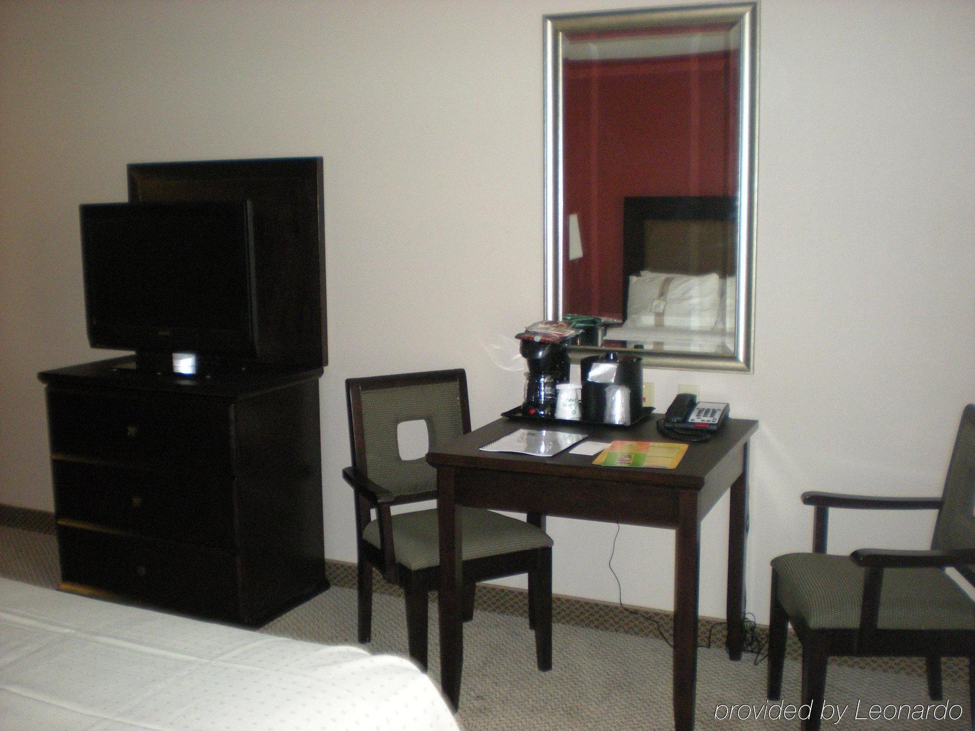 Holiday Inn & Suites Bakersfield By Ihg Номер фото